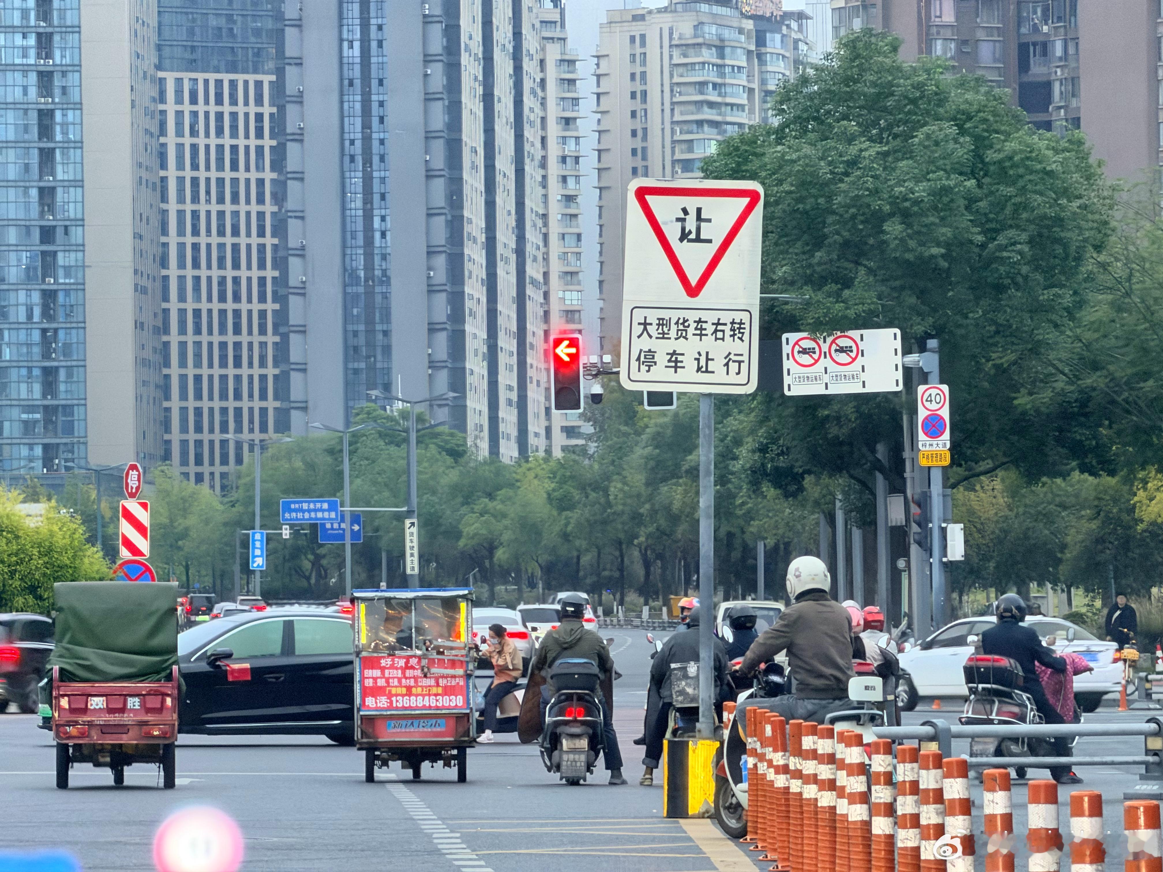 这个牌子把直行信号灯挡了个严严实实[淡淡的][淡淡的][淡淡的][淡淡的] ​​