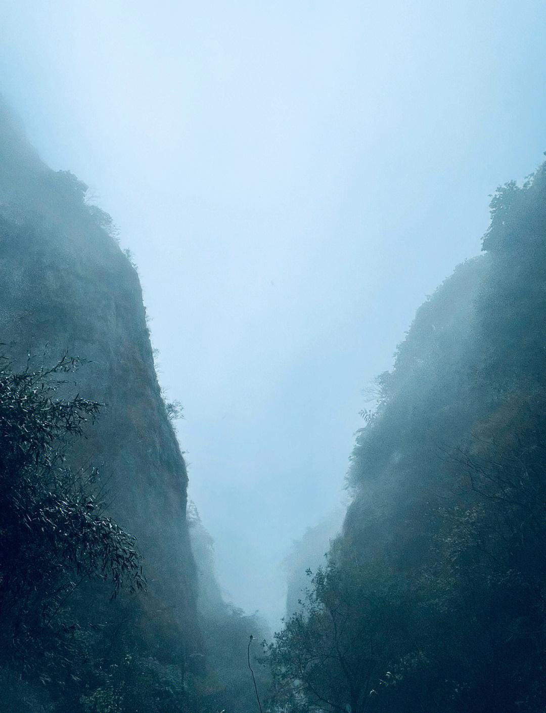 赏析：此上联与下联“晴湖皎皎飞奇色”相映成趣。暮雨对晴湖，一雨一晴，昼夜交替；蒙