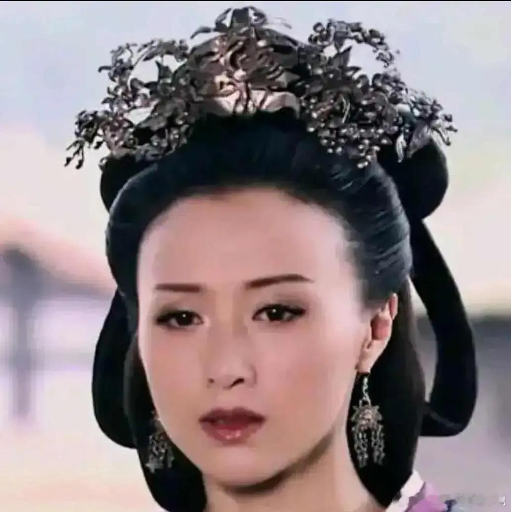 公元前 204 年，薄姬发现自己怀孕后满心恐惧。她匆忙赶到吕雉寝宫，战战兢兢地说
