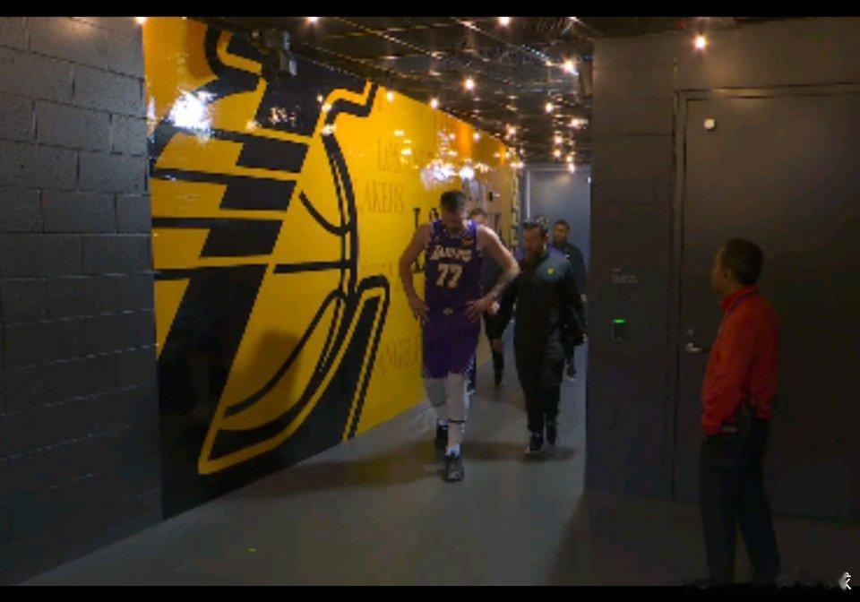 76人vs湖人2月6日讯 今日NBA常规赛76人vs湖人。第二节比赛，湖人球星东