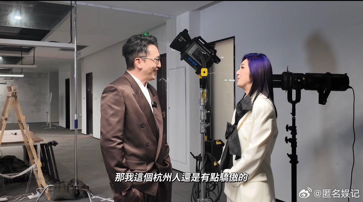 杨千嬅晒国乐无双合照杨千嬅发国乐无双大合照看大家站在一起氛围好融洽，感觉录制节目