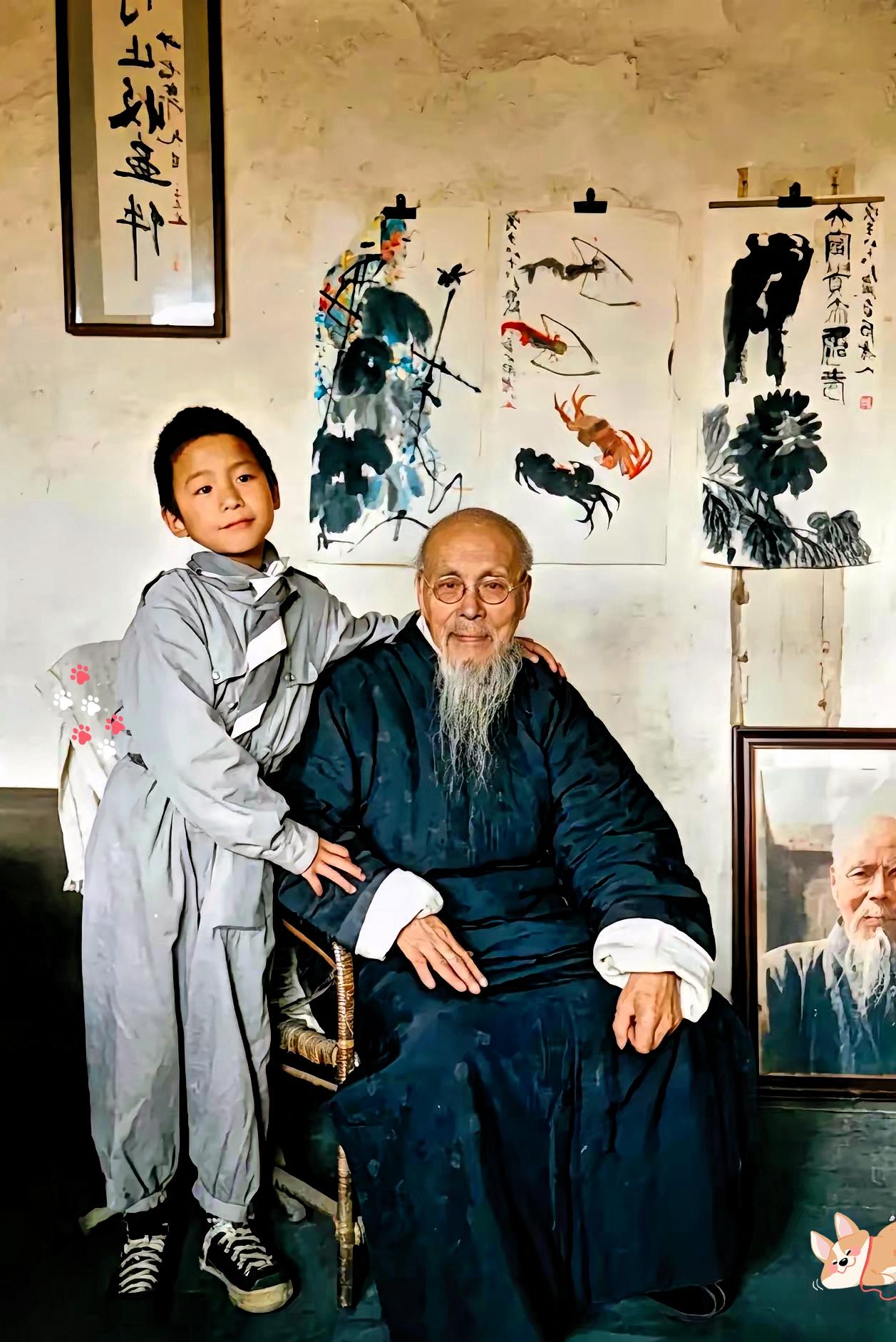 这是1948年在北平，齐白石与儿子齐良末的合影照。
当时齐白石八十四岁，齐良末只
