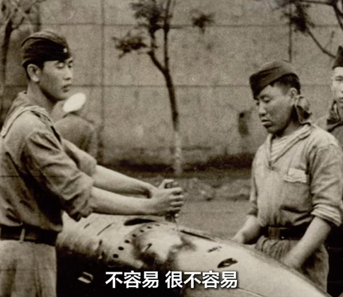 海军早年潜艇兵的苏式军服（图1）。我海军1954年6月19日成立了第一支潜艇部队