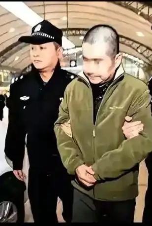 叛徒伪装犯人入狱刺探情报，被他一眼识破，安排同志将其打个半死
 
李临光，本名谢