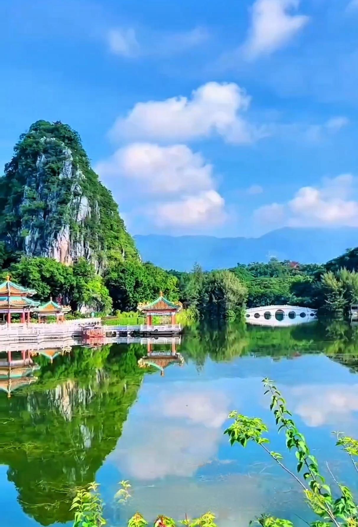 七座喀斯特岩峰如北斗散落，平嵌于600公顷星湖碧波之上，湖堤分五湖，山环水绕 。