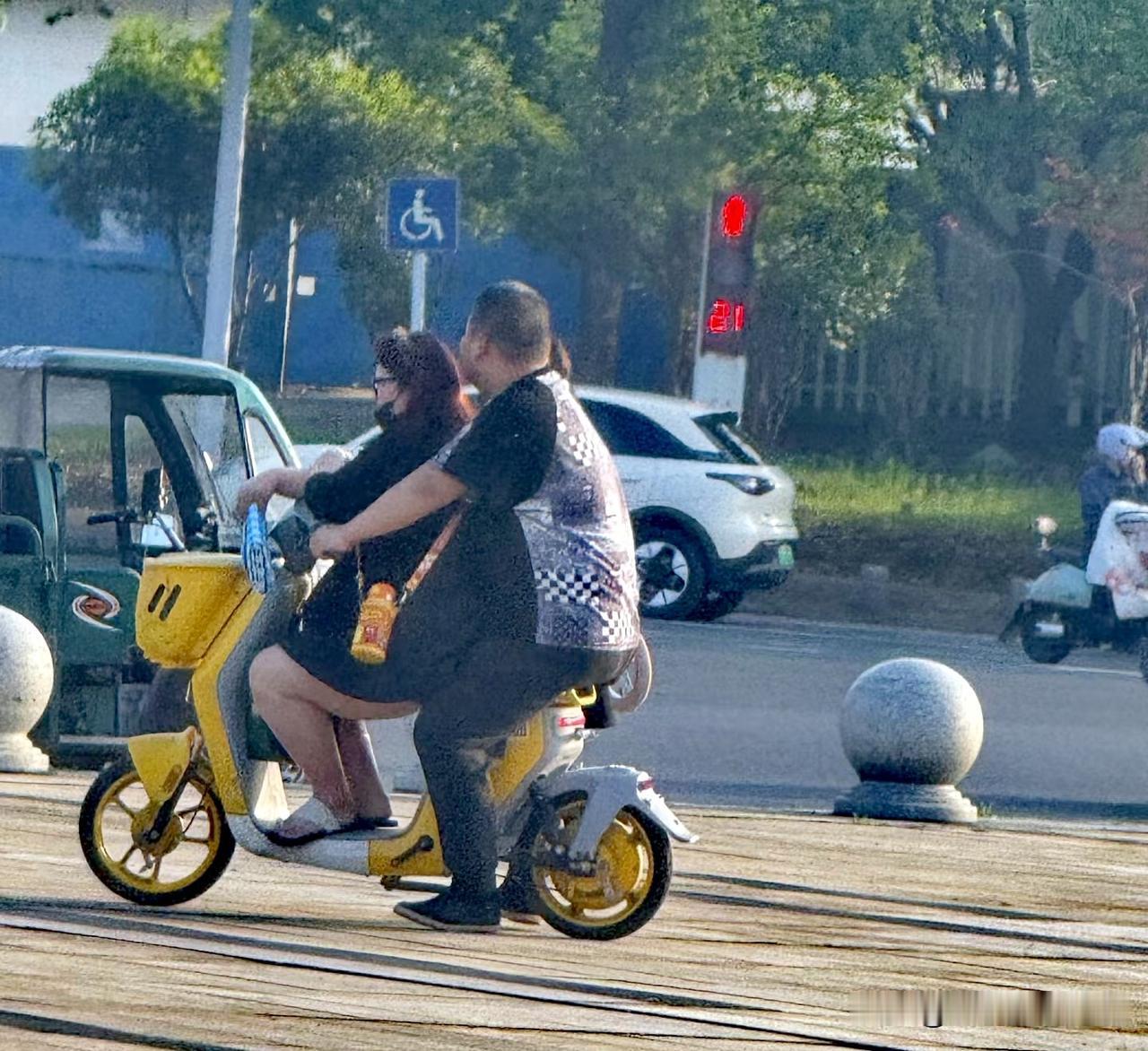 晒出你的本地生活我跟朋友两个不胖的都一点坐不下[笑哭R]