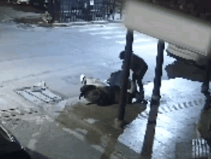 醉酒男子的行为太疯狂了，他必将为自己的行为付出代价！这是发生在浙江湖州的一起酒后