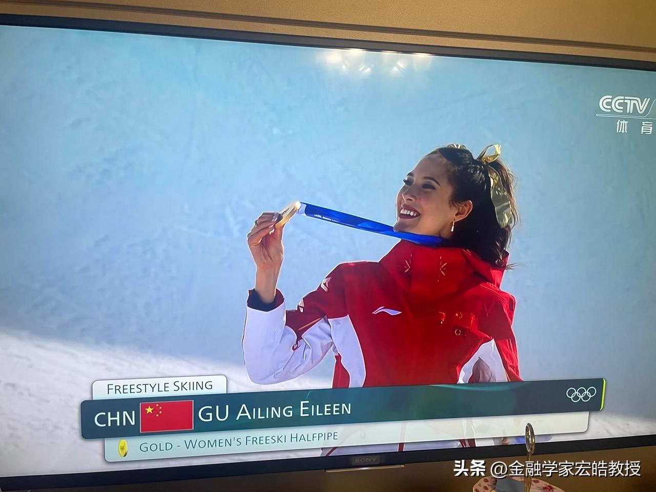 谷爱凌这枚金牌真的来之不易!这次米兰冬奥会，中国队共获得15枚奖牌创造了历史，苏