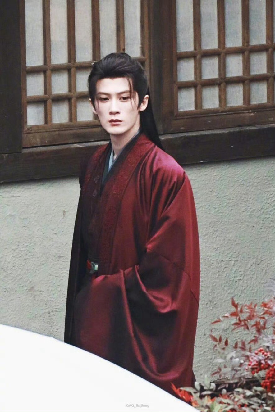 檀健次红衣谢却山檀健次谢却山红衣路透这才是真正的“靠脸鲨人”！雪中红衣，冷冽眉眼