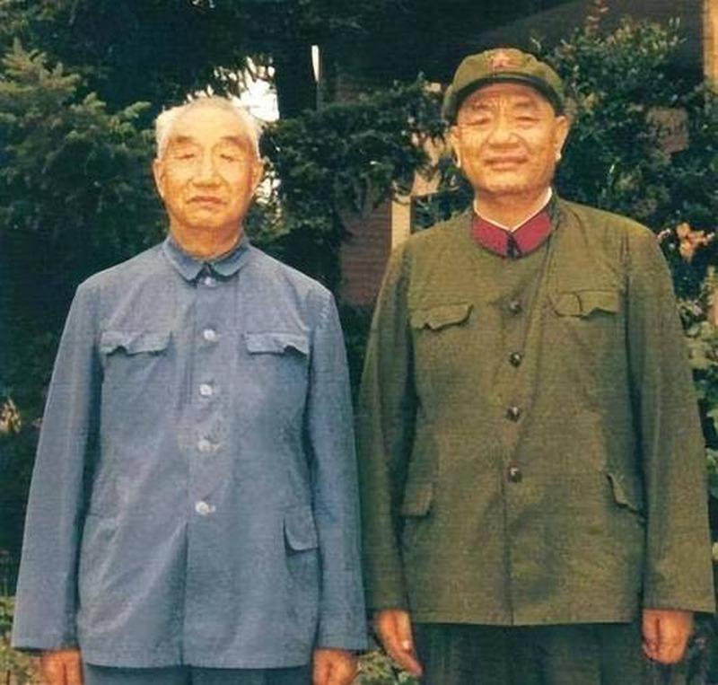 十大元帅授衔，徐向前排第八，比多数人低。可他晚年一张合影中，多位大军区司令员在场