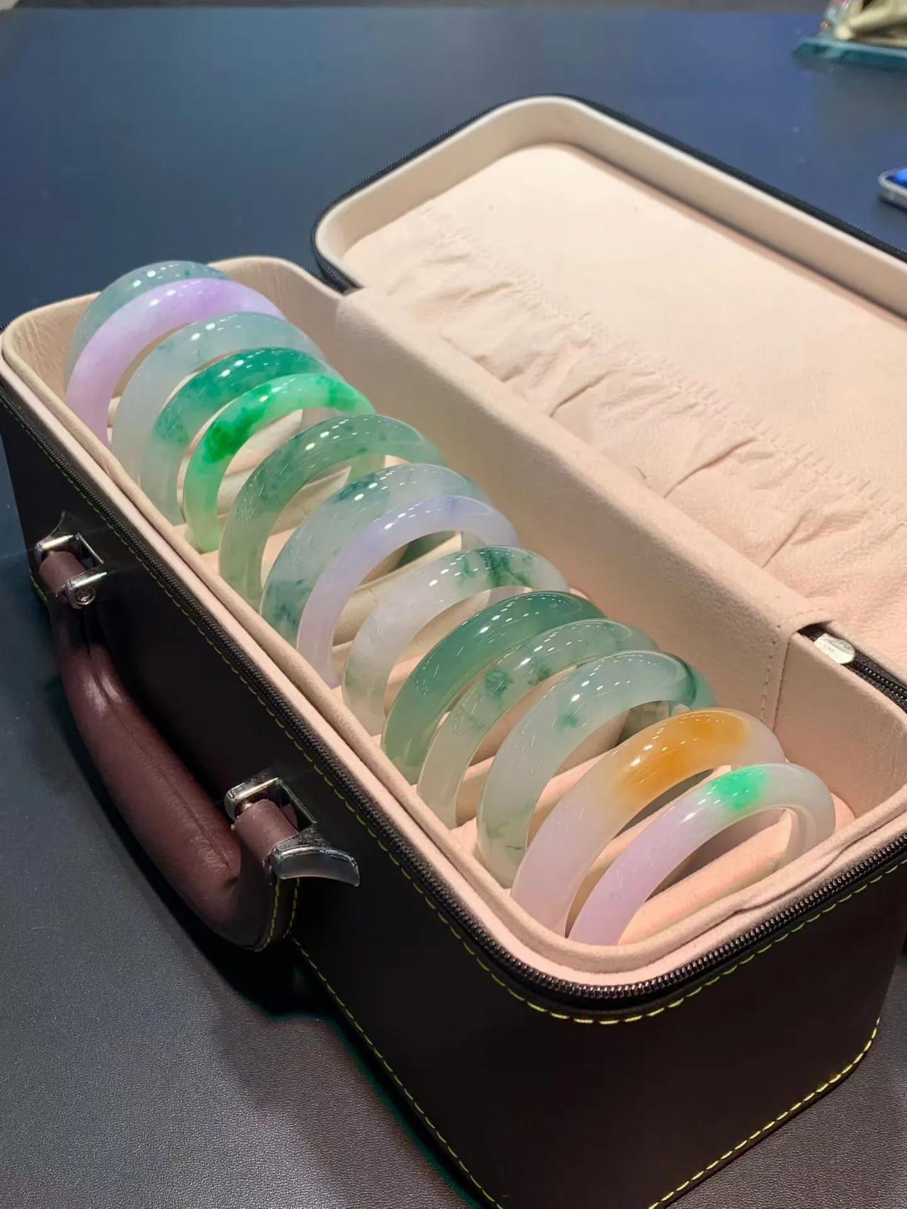 什么样的翡翠才是好翡翠?
千万别信！商家玄学吹嘘“缘分到了，就是好翡翠”，那是让