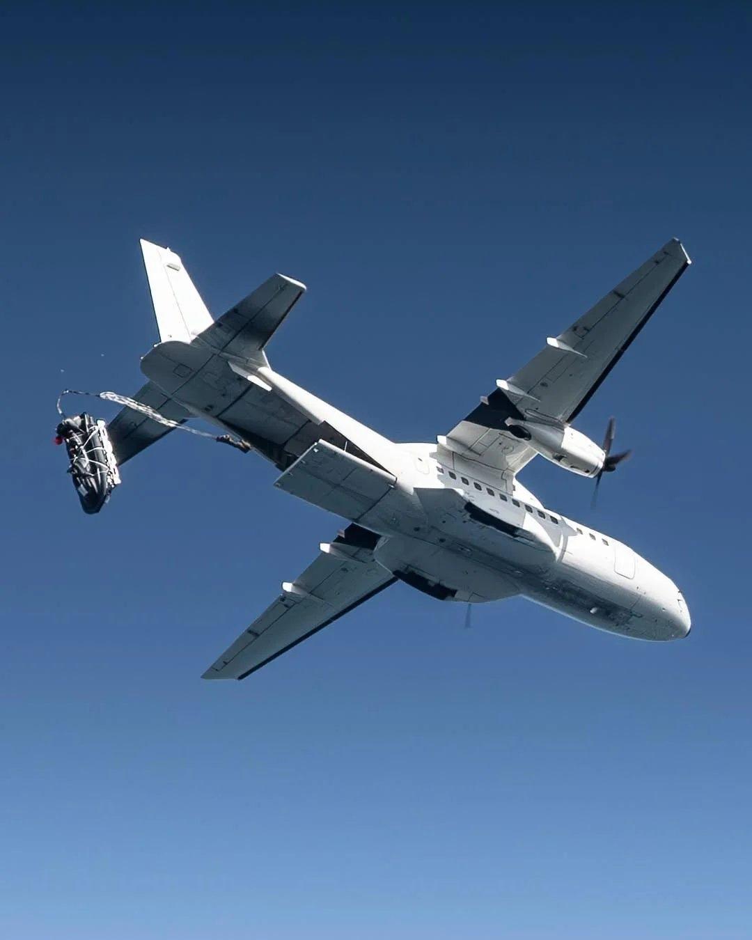 美国海军海豹突击队第六分队使用美国空军特种作战CN-235运输机上的水上摩托艇进