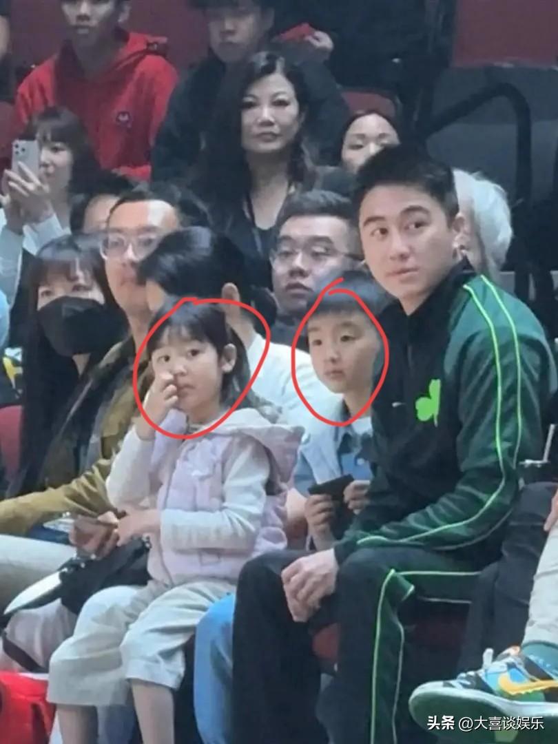 超模vs豪门，奚梦瑶靠啥迷住何猷君？

何猷君独自带两个孩子去看球，冲上了热搜。