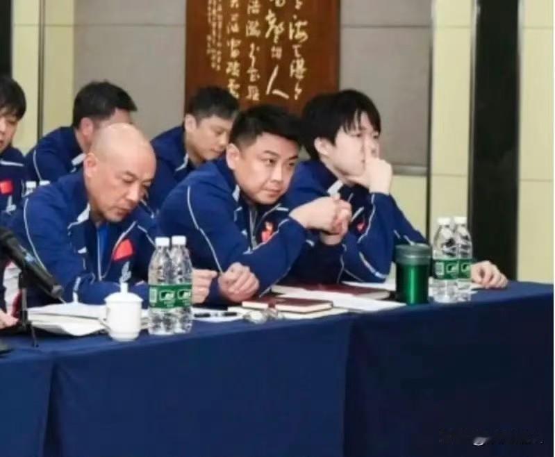 国乒今天开会，座位安排直接看明白一件事：在国家队，实力真的比啥都管用。
 
按理
