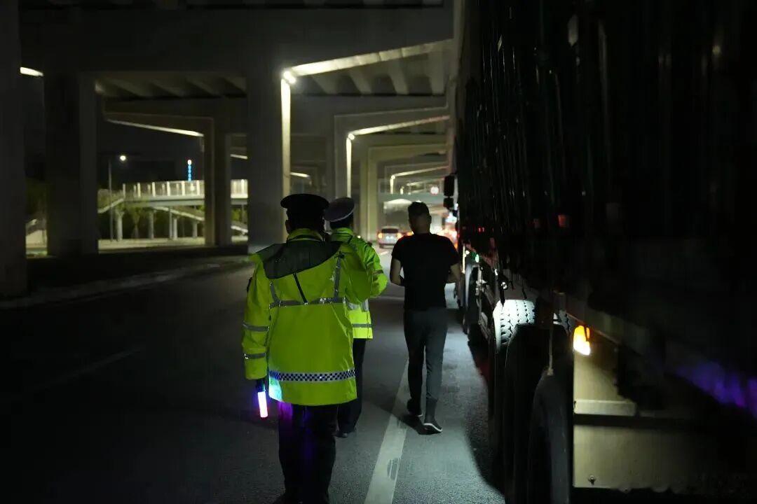 【爱车安全贴士 重点查大货车！北京多部门联合夜查！】为遏制货运车辆遗撒、超限超载