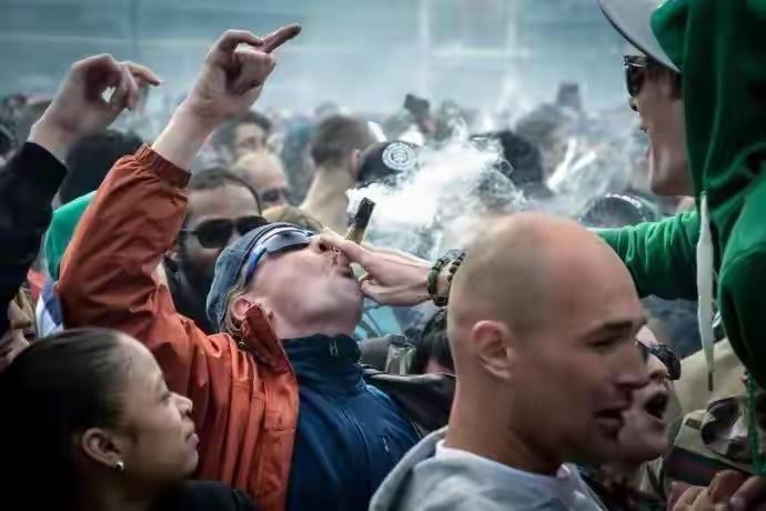 美国迎来历史时刻！大麻管制联邦降级！特朗普解释理由牵强附会！饮鸩止渴式堕落！
