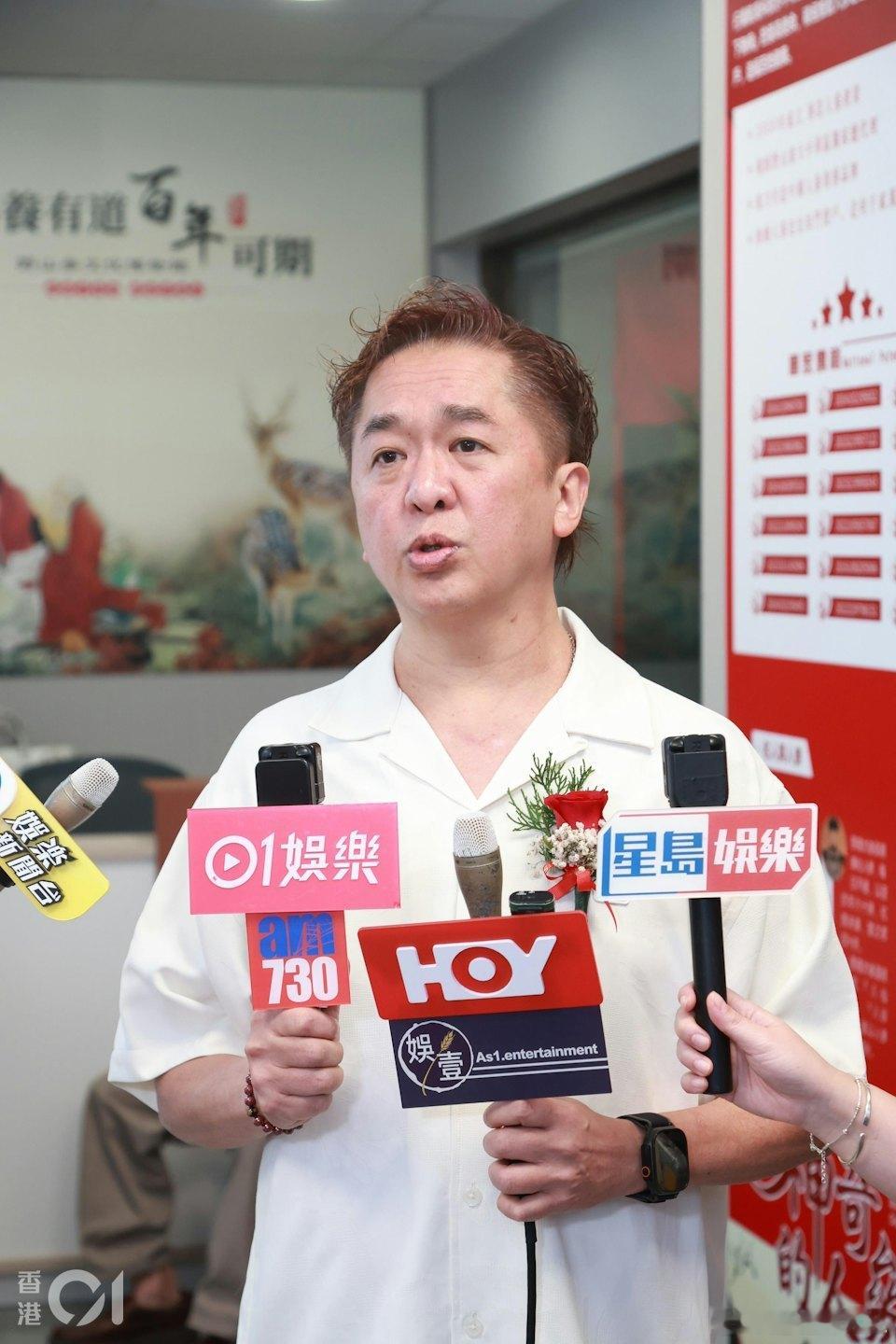 已故粵劇名伶新馬師曾（祥哥）長子鄧兆尊，向來以生活無憂、享有「現代韋小寶」之稱而