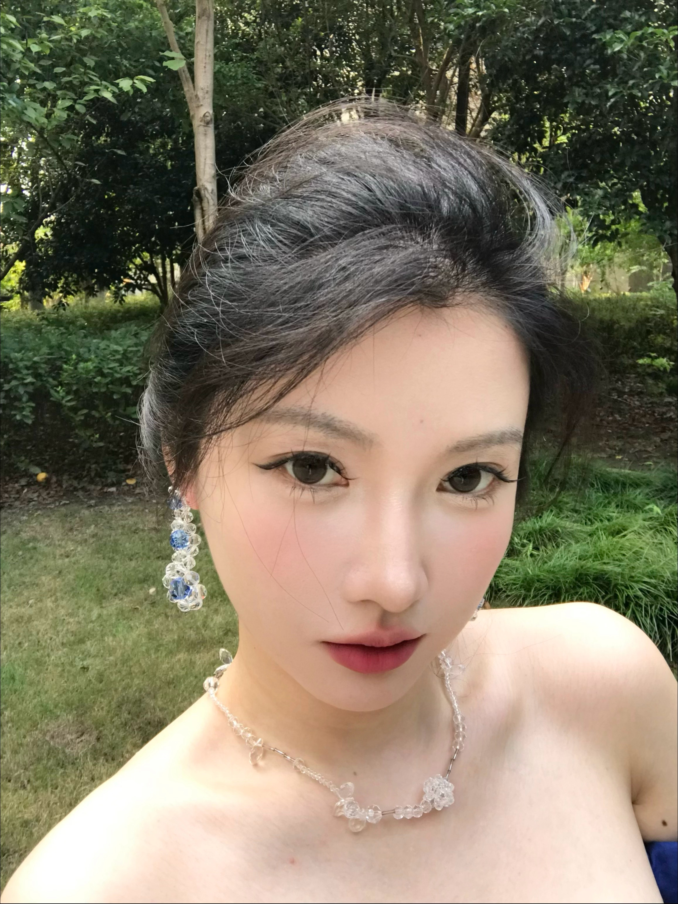 爱丽小屋这只拍照还怪好看唻腮红是买了很久没用的一块sensai 02 bloom