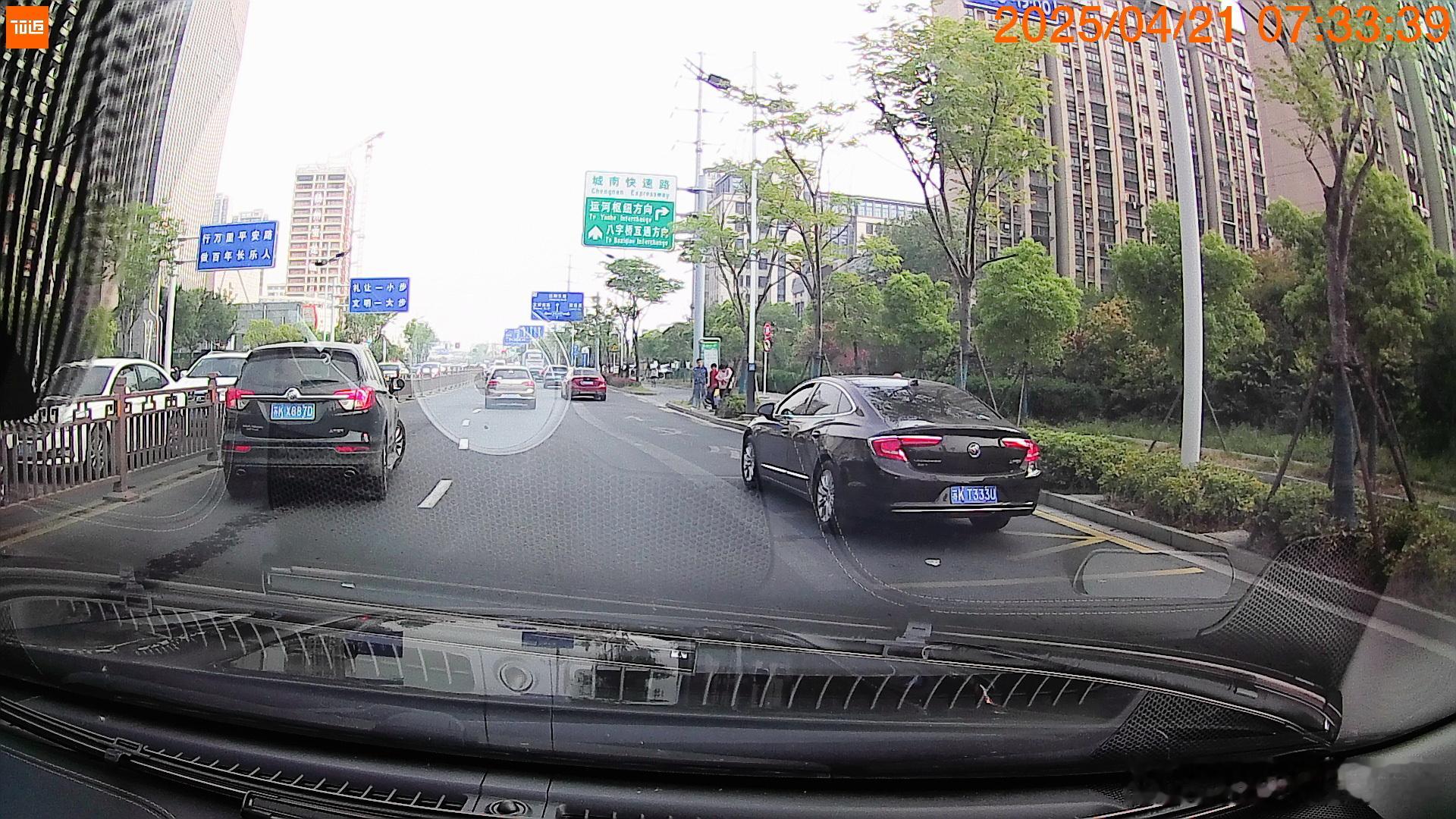 实时路况 渡江南路与文苑路交汇处自南往北方向，一私家车与电动车相撞，骑手已被12