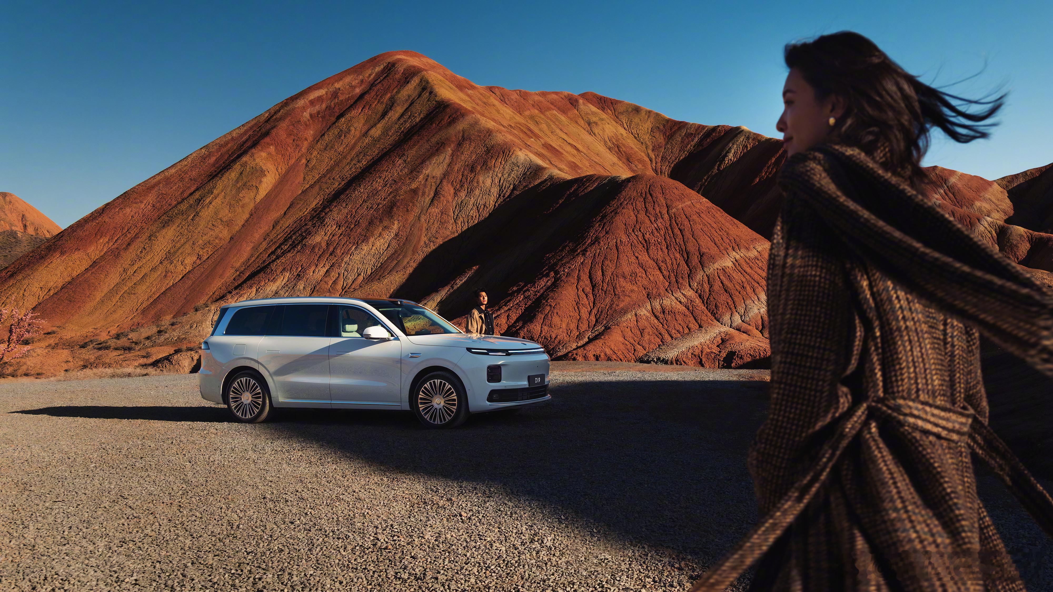 零跑9系豪华双旗舰同台首秀大v聊车 零跑十周年，D系列双旗舰D19、D99重磅亮