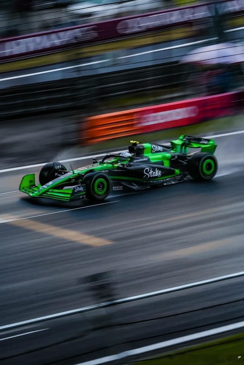 在F1里做梦也能笑醒吧不用奔赴山海，只要身处围场，引擎轰鸣就是最极致的浪漫。每一