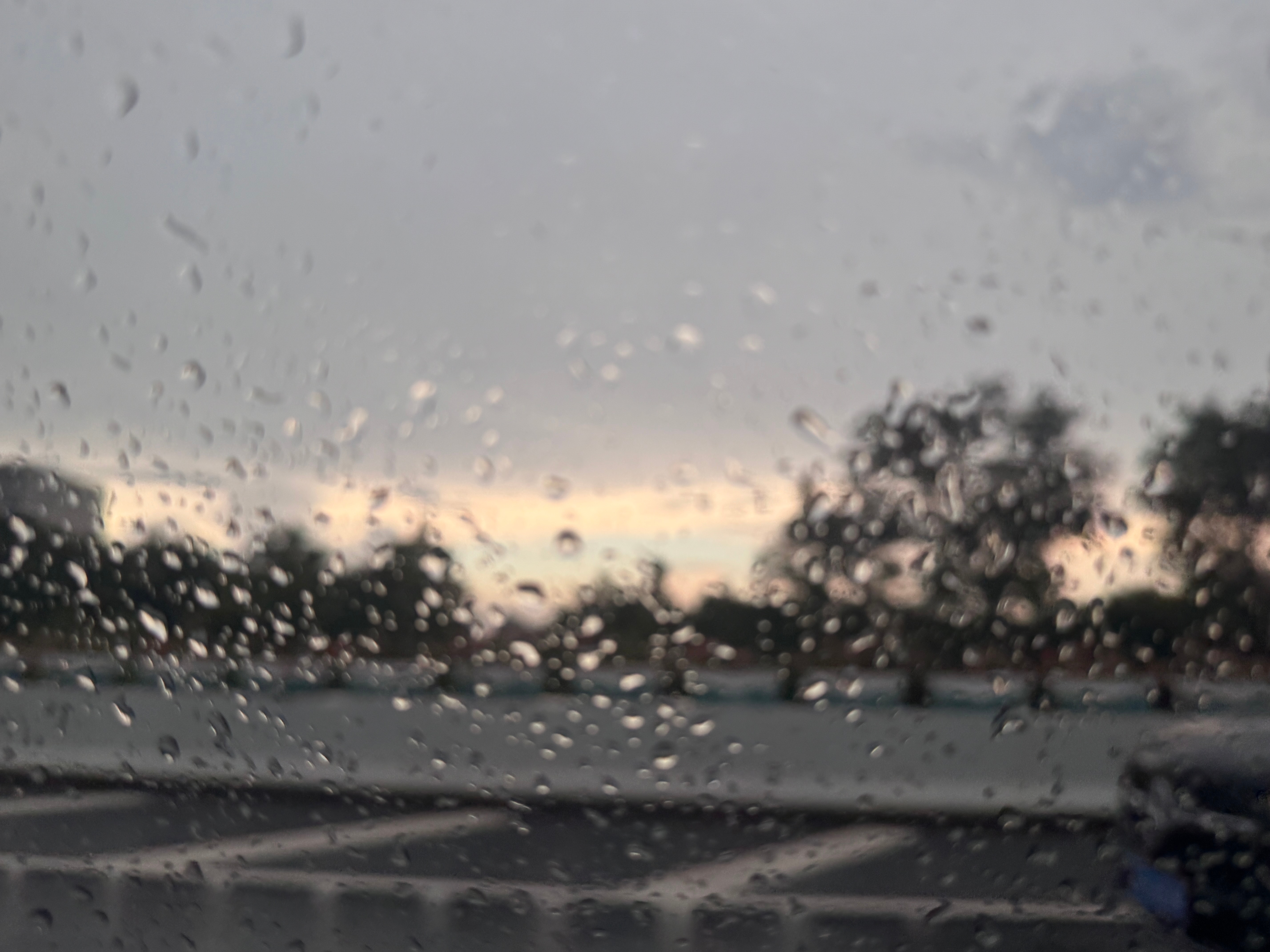 今天上海下大雨了