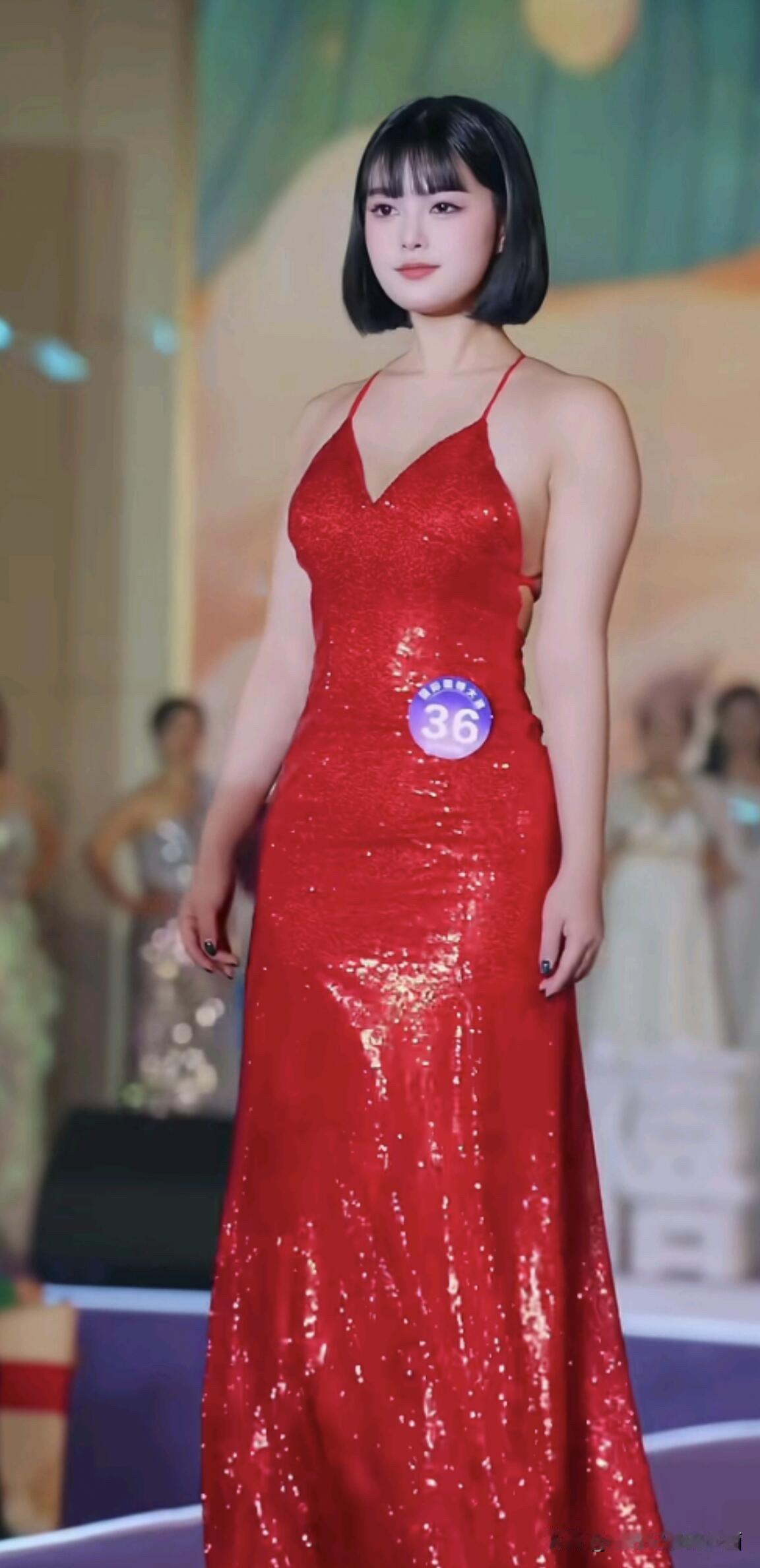 这是两位来自不同省份的选美小姐，你觉得留着短头发的这位好看，还是挽起头发的那位好