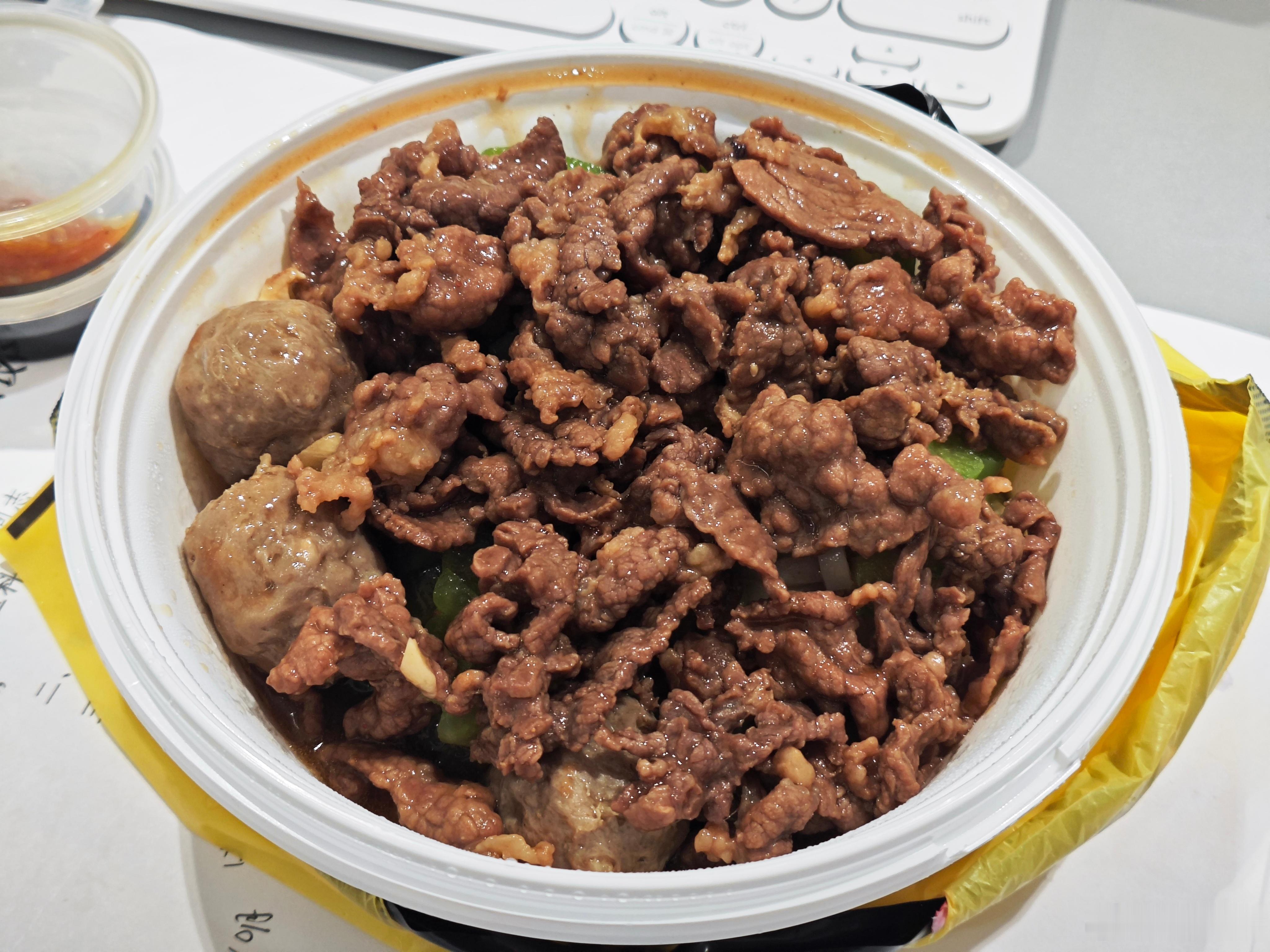 午餐吃什么 在深圳最抚人心的，除了猪脚饭，还有潮汕牛肉粿条，30块钱你甚至都看不