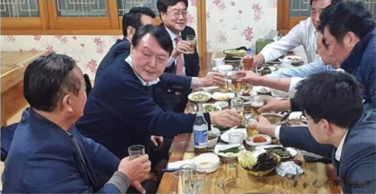 尹先生喝酒很少吃菜，其实这也不算什么菜，都是小盘的泡菜。这样的菜，在中国都是老板