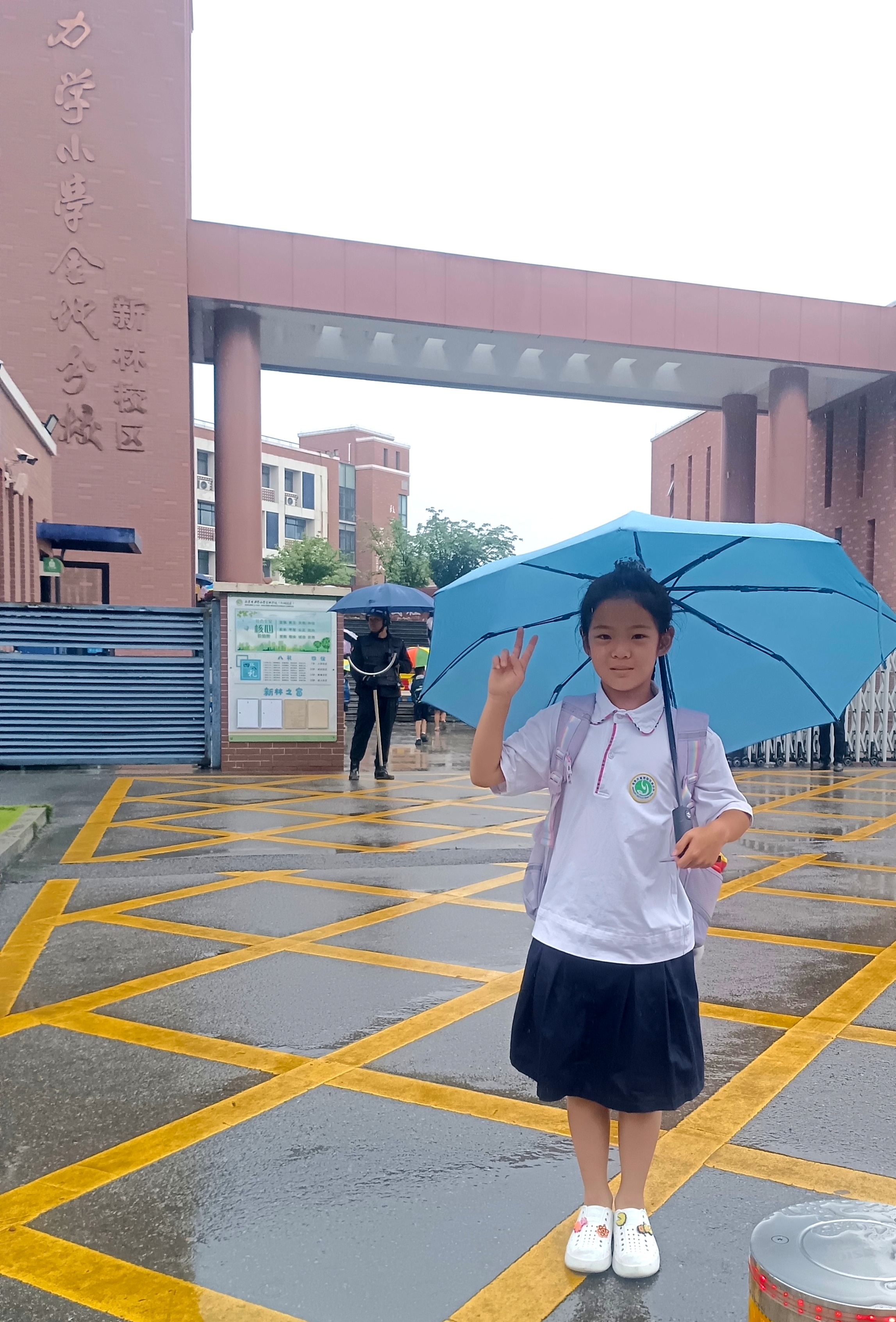 今天，我完成了一年级。九月再开学，果儿我就是二年级啦。 南京