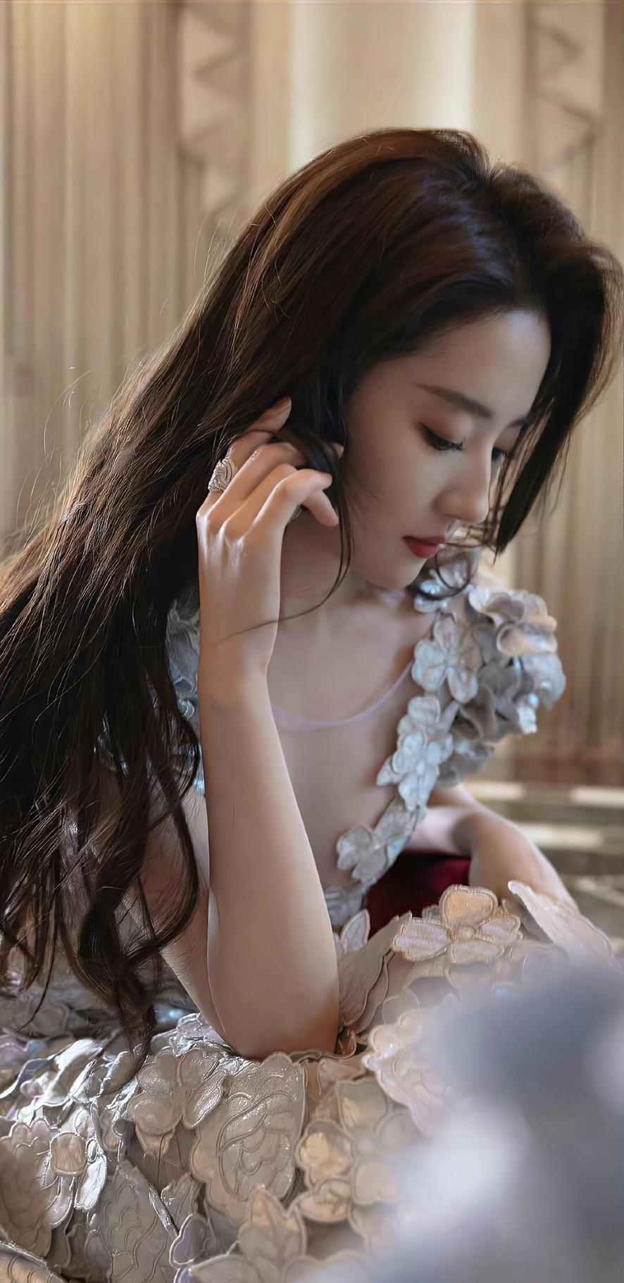 请用一句话来评价刘亦菲神仙姐姐刘亦菲此女只应天上有