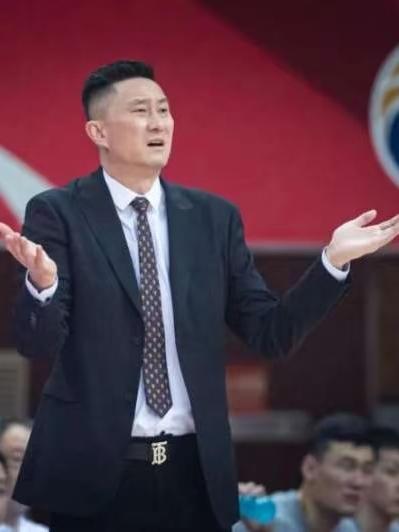 如何看待杜锋在广东队的执教风格杜锋执教广东以铁腕严厉、高压防守、快速小球为核心，