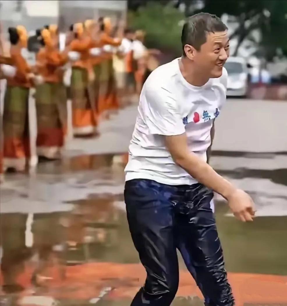 离开王菲的李亚鹏不但身材走样，也没以前的酷帅了，投资地产、普洱茶还有电动车项目，
