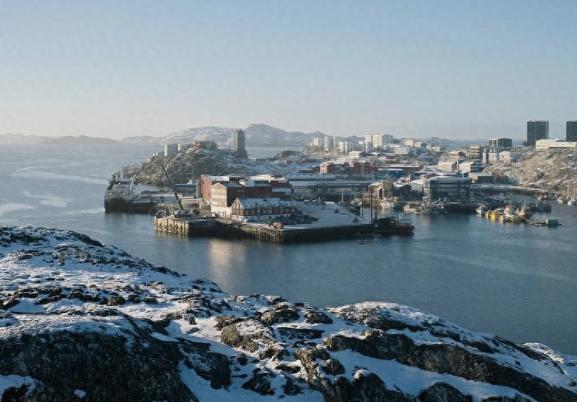 丹麦每年，雷打不动，往格陵兰岛账上打将近 43 亿人民币。格陵兰岛收到钱，头也不