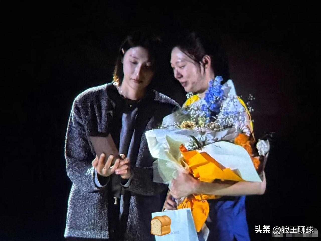 在退役仪式上，除了作为坚强后盾的家人外，她的“至亲”金软景、以及同样行走在“活传