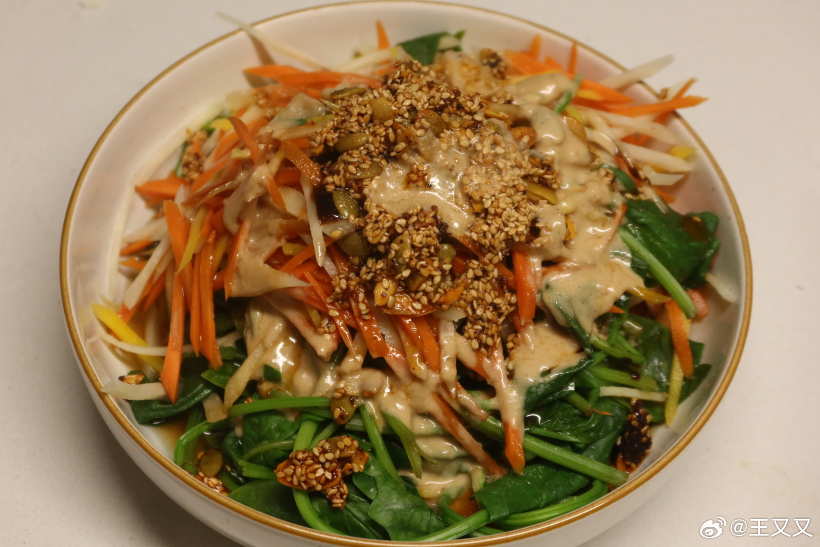 抗炎饮食day148✅花粉季不再过敏了早午餐：荷包蛋青酱芦笋荞麦面、焙茶椰奶拿铁