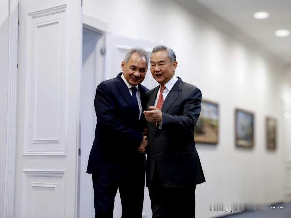 看图片，多高兴啊！
既然中俄双方就涉日本问题达成高度共识，那么，高市早苗是蹦达不