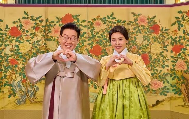 尹锡悦被判无期徒刑！李在明携夫人送新年祝福！谁能想到一年半前，李在明还在街头绝食