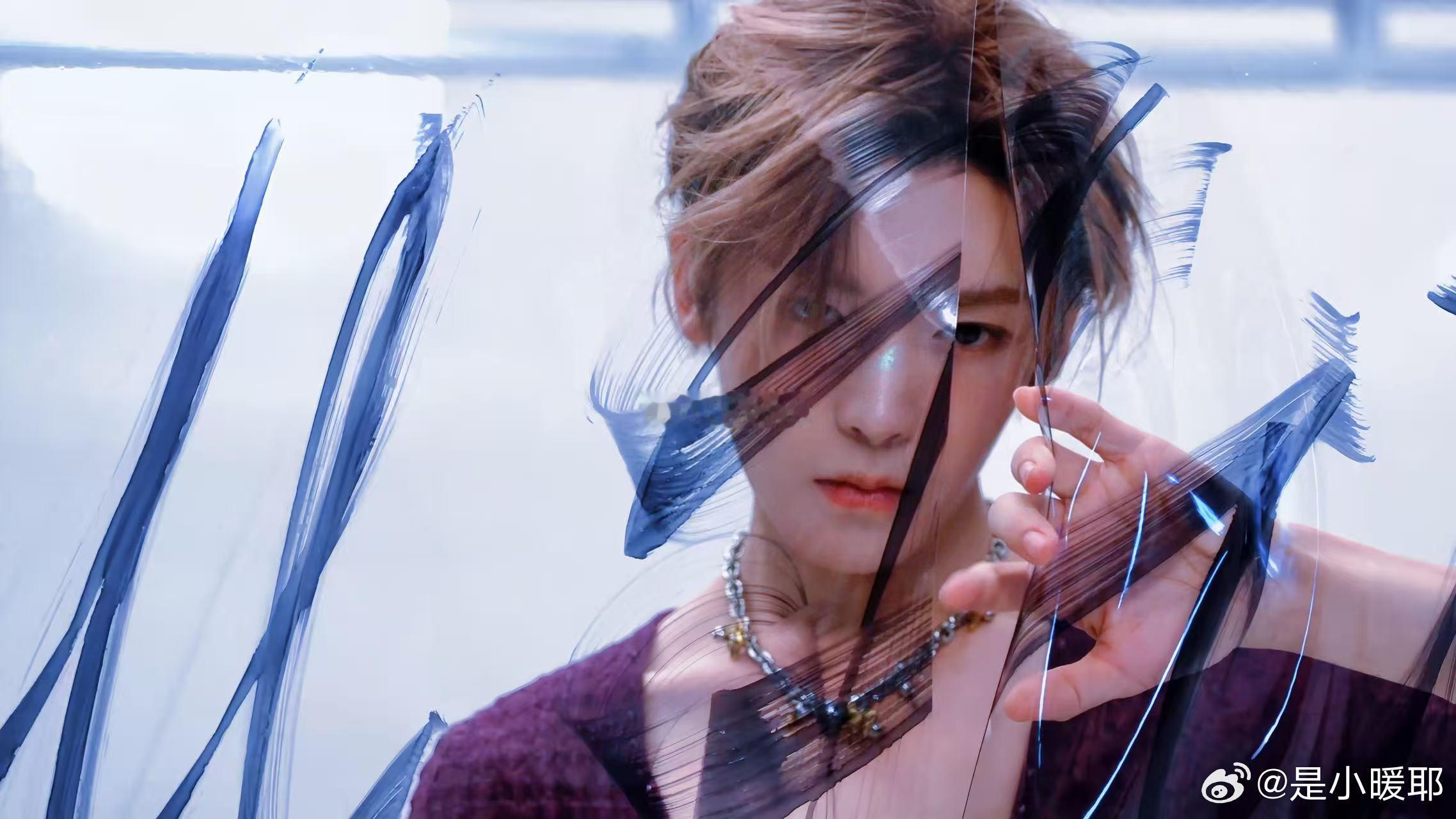 侯明昊半遮面眼神杀侯明昊权威少年感 侯明昊半遮面的模样恰到好处，眼神中透露出的温