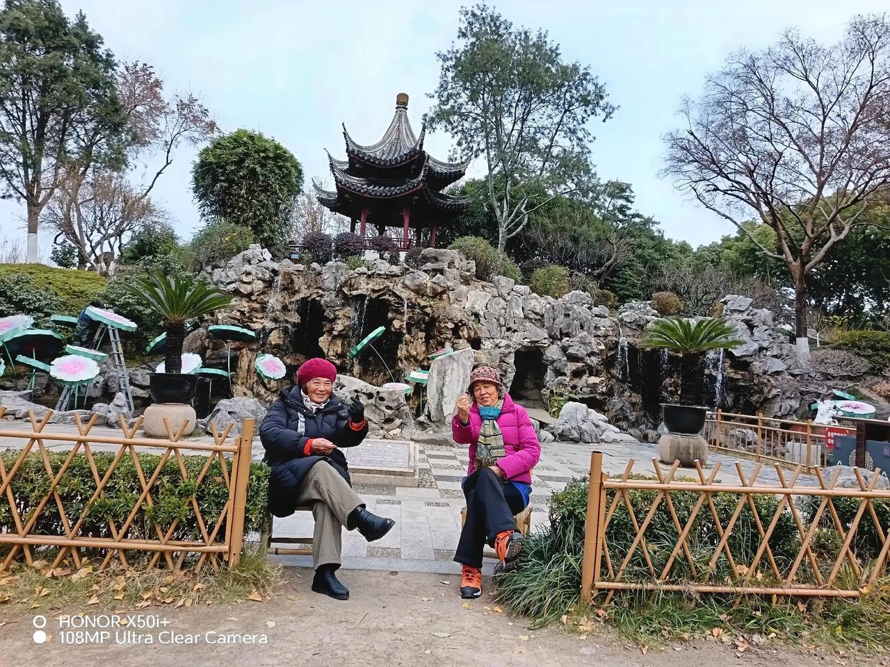 今天去了盘门三景，在假山前晒晒太阳真舒服。还能听听水从假山上流下来的声音。

如