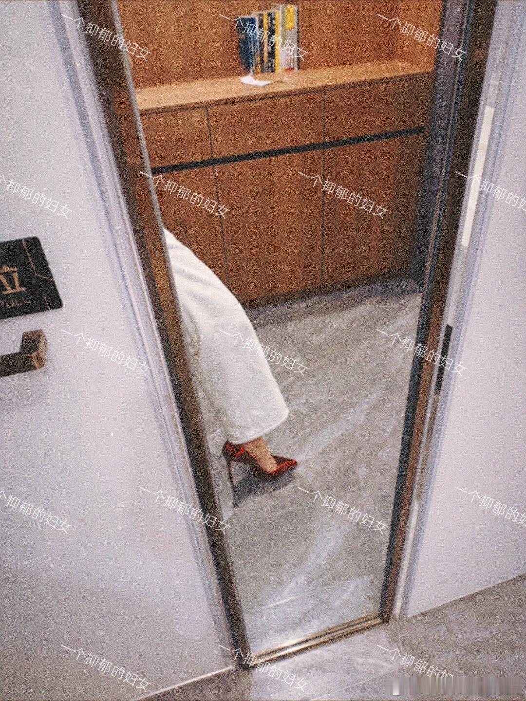 拜托，假装着迷一下吧