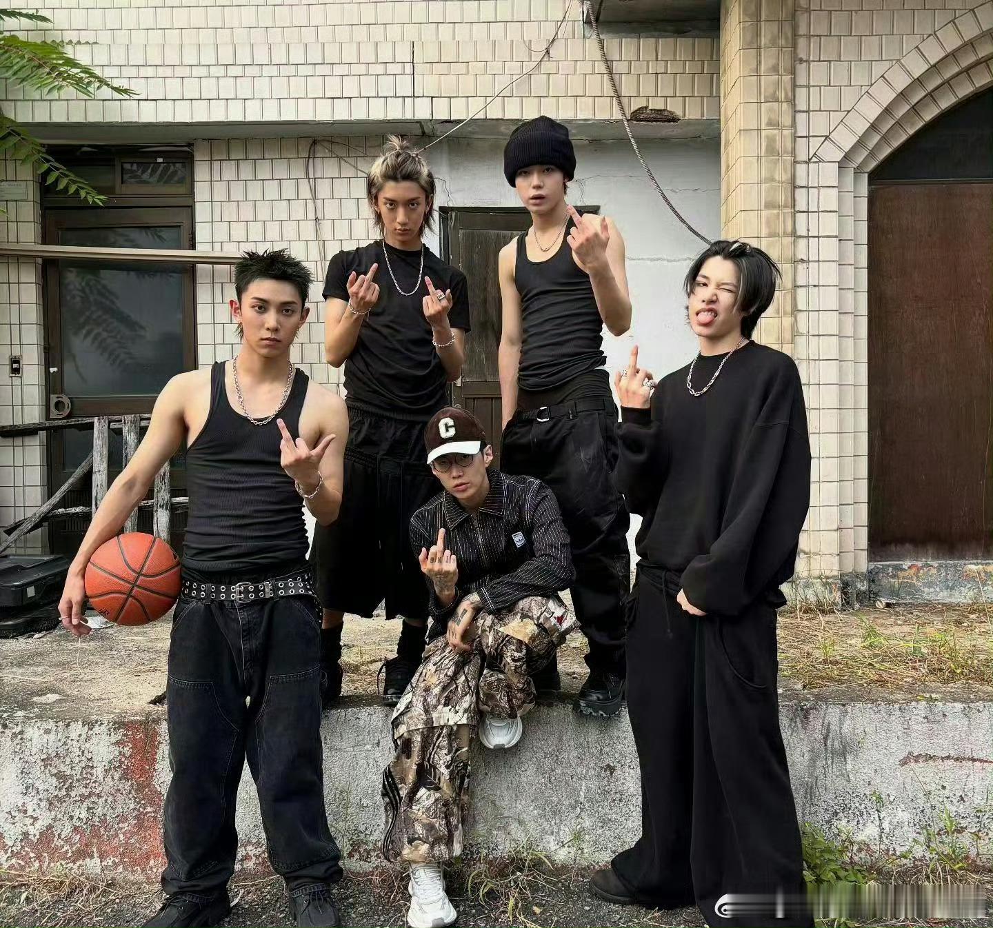 朴宰范制作的新男团公开朴宰范制作新男团LNGSHOT公开朴宰范制作的新男团公开，