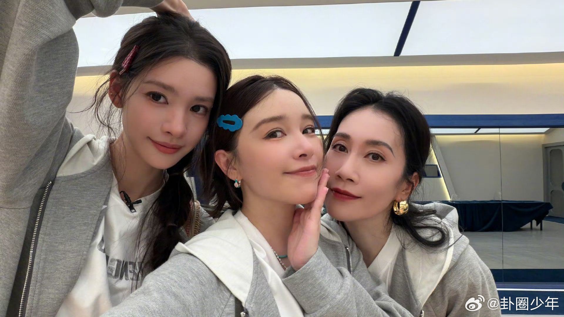 阚清子温峥嵘张艺上凌晨三点合照阚清子温峥嵘张艺上合照  阚清子温峥嵘张艺上凌晨三