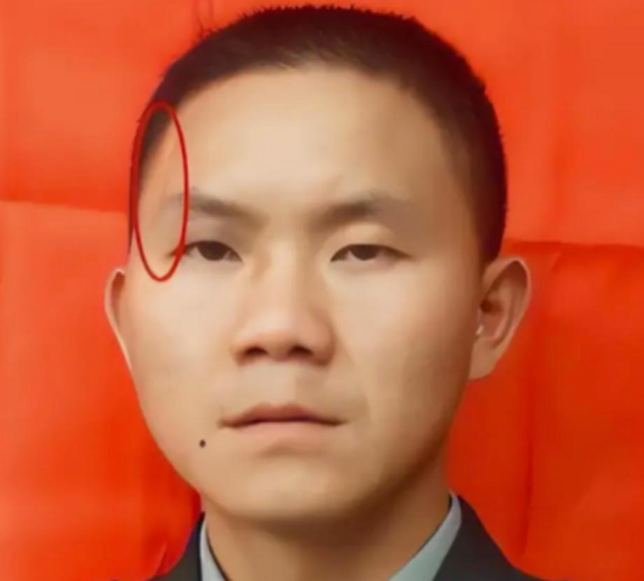 2007年，士兵卢加胜在训练时额头上的疤痕引起了军队政委的注意，在一系列询问后，