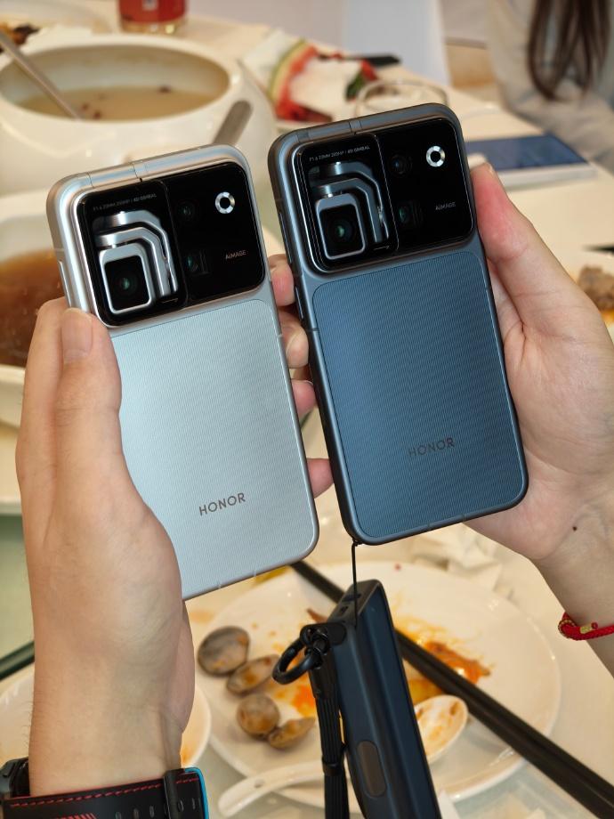 荣耀Robot Phone真机有两个配色，银色和灰色你会怎么选？