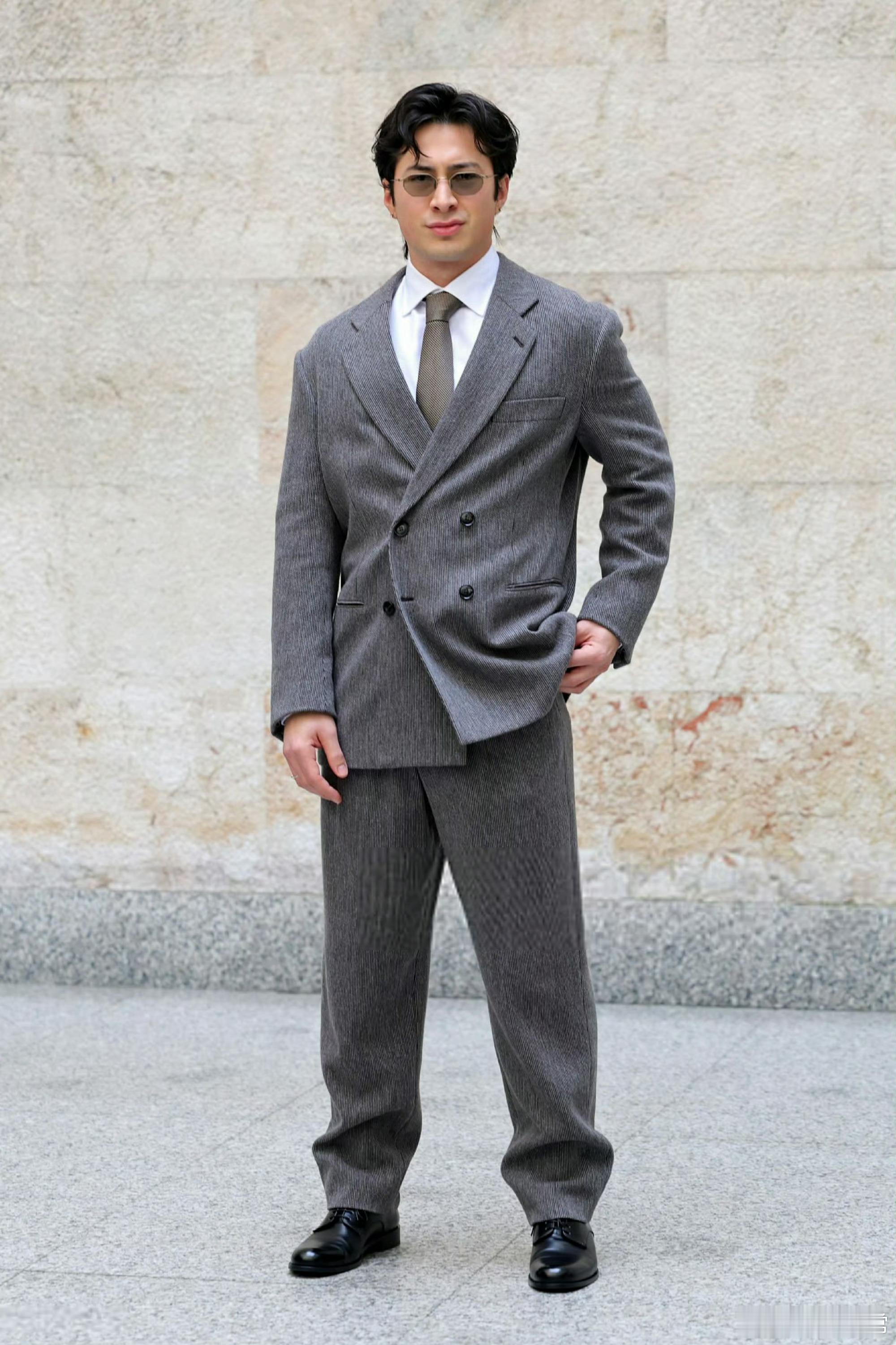 《巅峰对决》主演哈德森·威廉姆斯亮相米兰男装周 