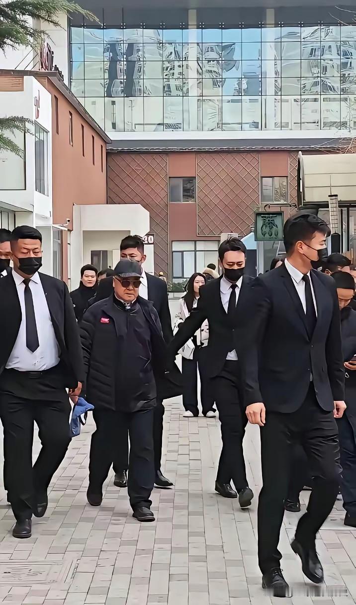 莫言老师出行真带派，光是保镖都六七个~