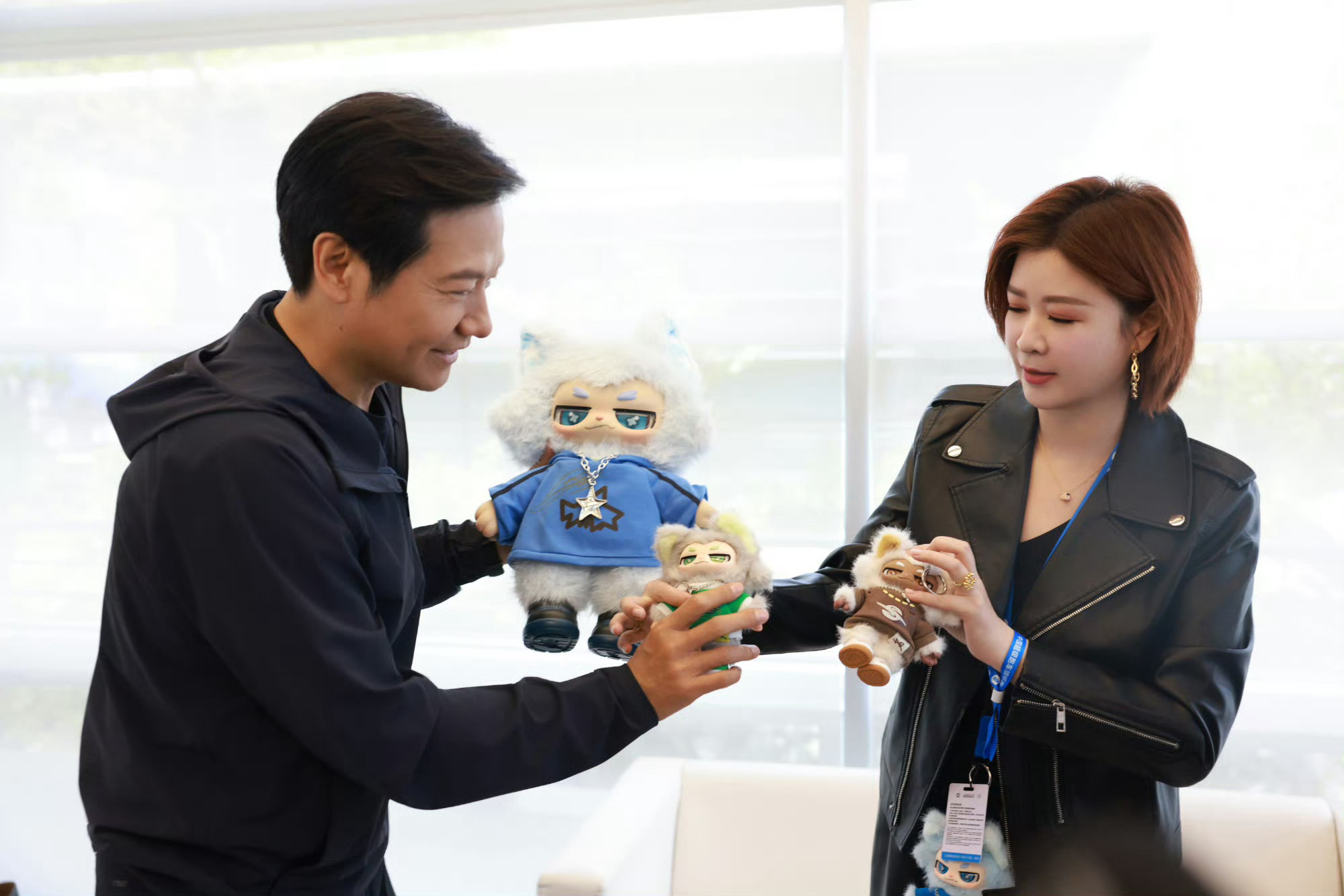 杜华晒与雷军合照娱乐教母×科技大佬顶级圈层的梦幻联动啊