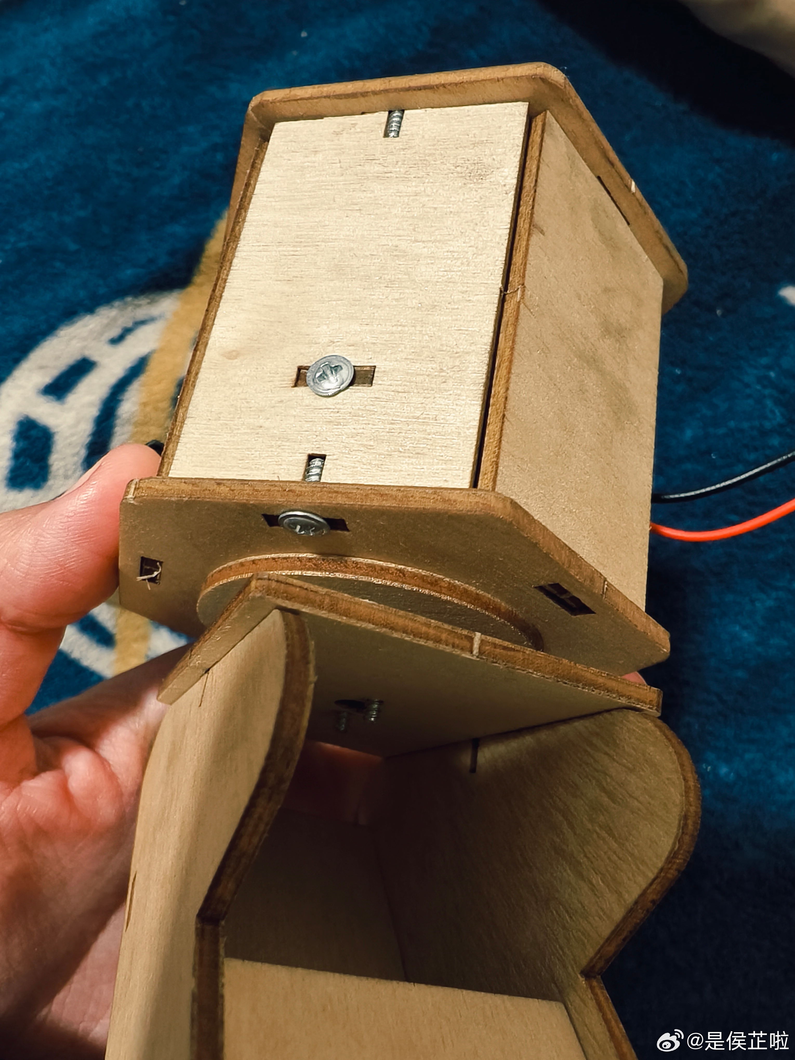 小杨同学今天可真是牛自己独立拧螺丝钉动手能力真得很强还是上一次我俩一起拆装小车呢