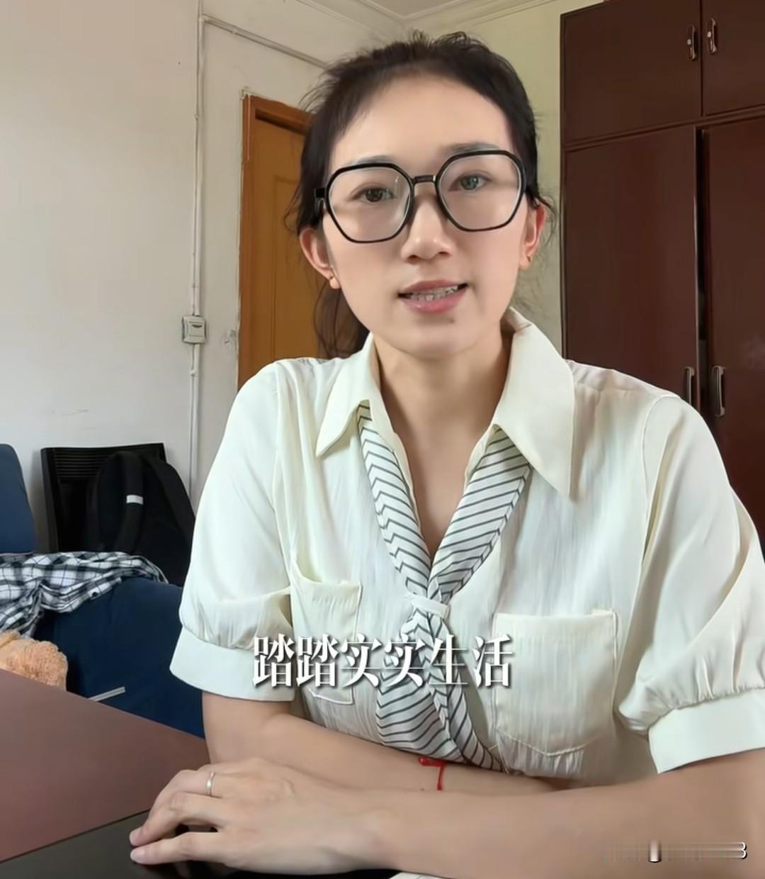 林丽今天更新视频，大号，小号都更新的视频。内容是自己掂着行李箱整装待发。又给自己